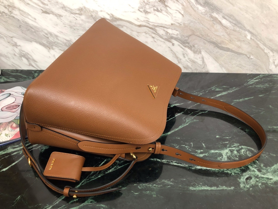 프라다 마티니사피아노토트백6 브라운.jpg