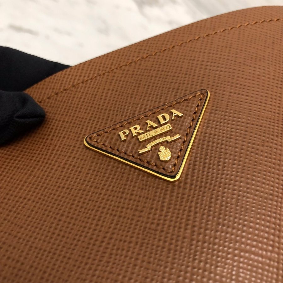 프라다 마티니사피아노토트백5 브라운.jpg