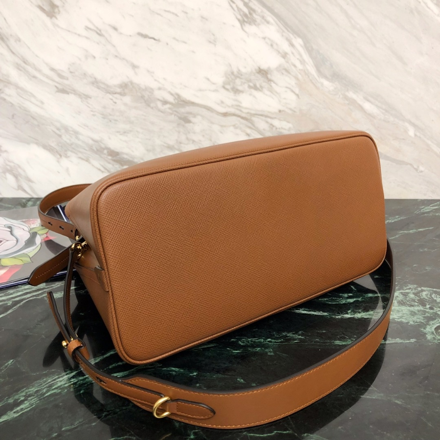 프라다 마티니사피아노토트백4 브라운.jpg