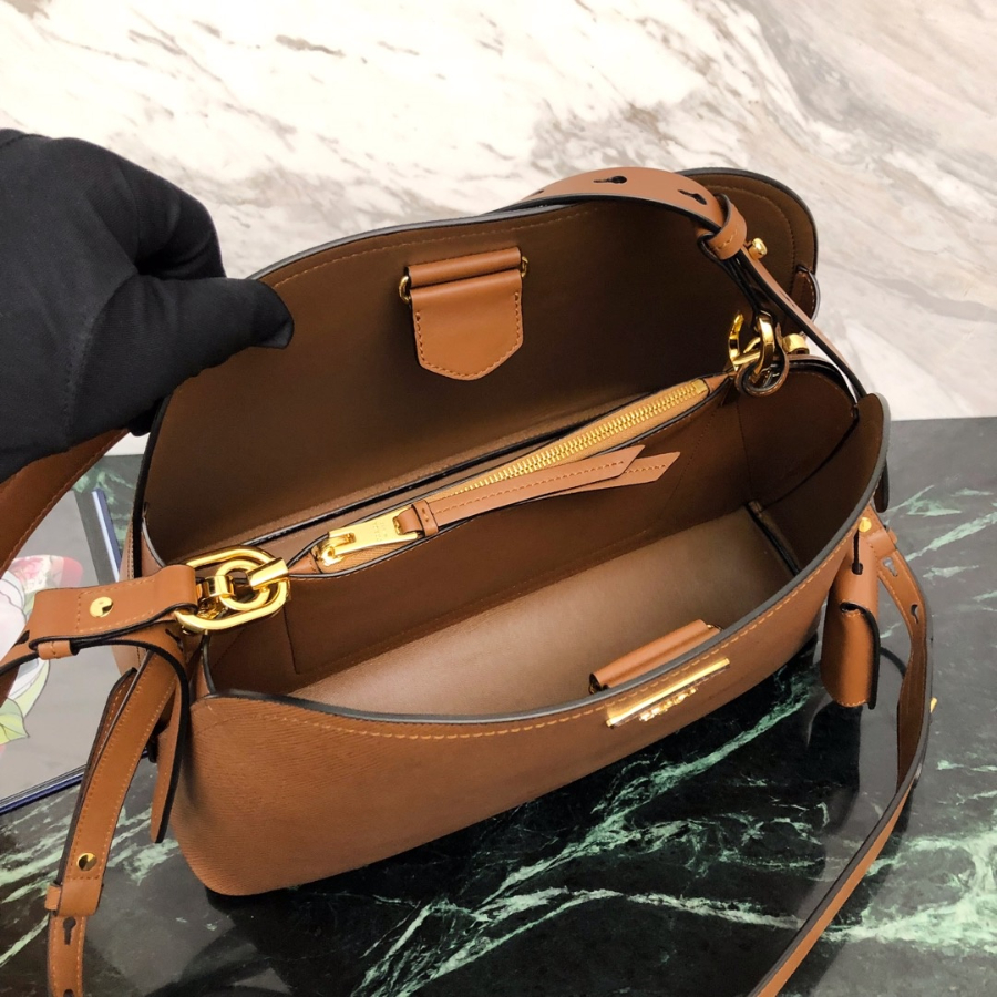 프라다 마티니사피아노토트백8 브라운.jpg