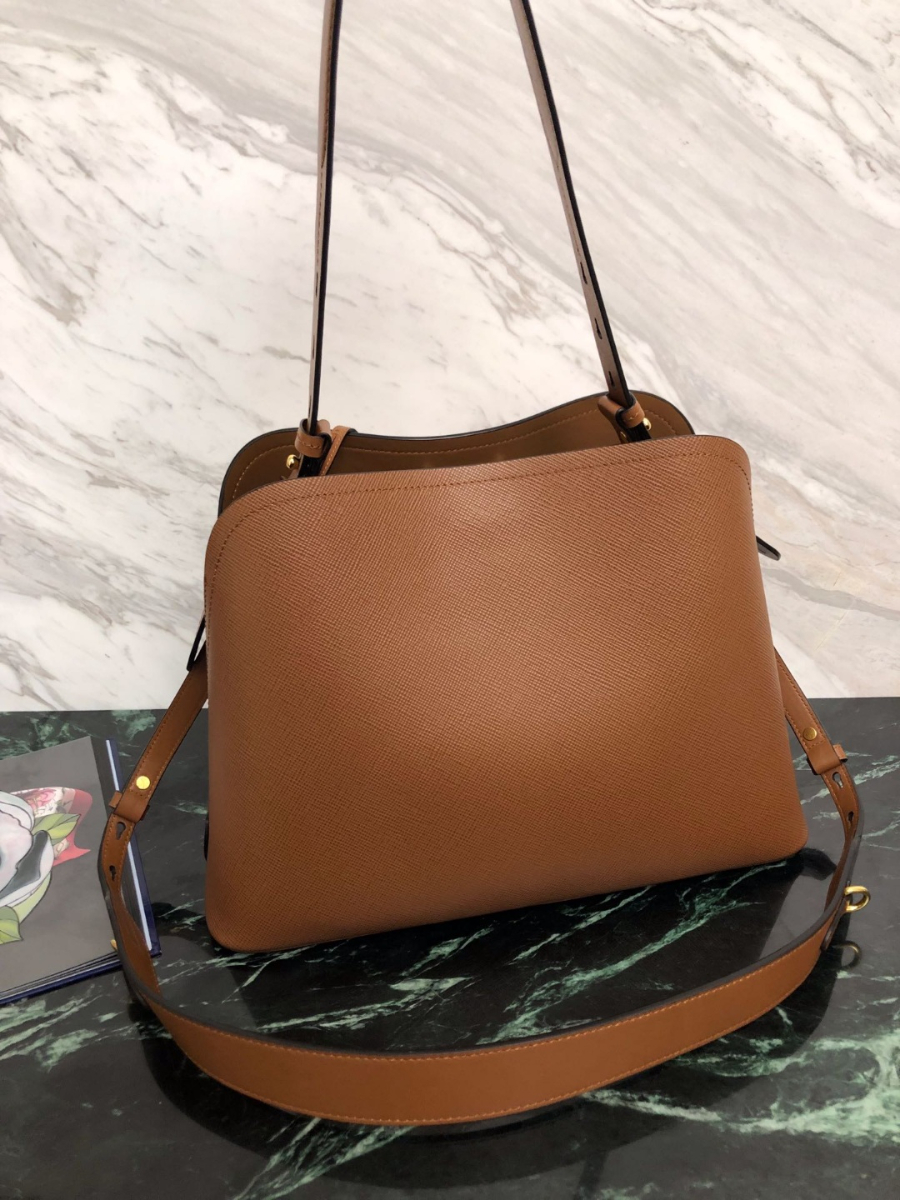 프라다 마티니사피아노토트백2 브라운.jpg