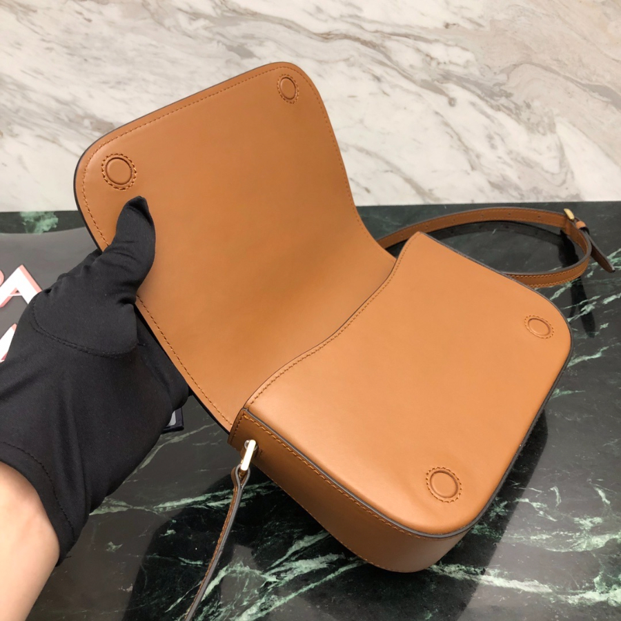 프라다 버클숄더백 브라운7.jpg