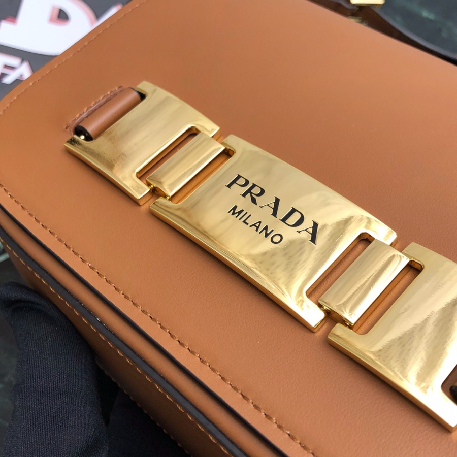 프라다 버클숄더백 브라운5.jpg
