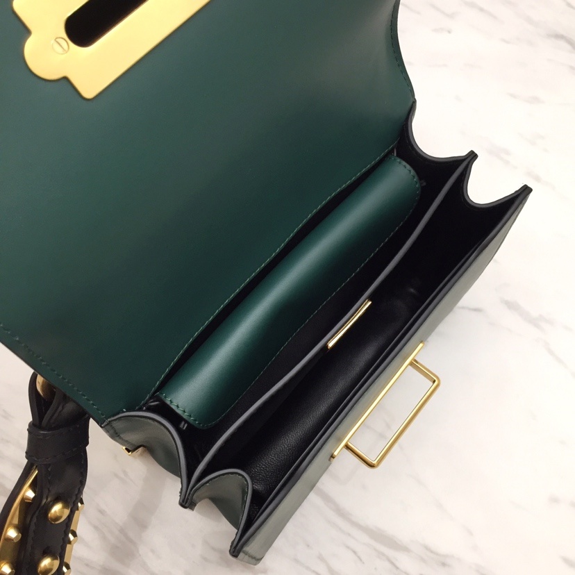 프라다 카이에숄더백 다크그린블랙7.jpg