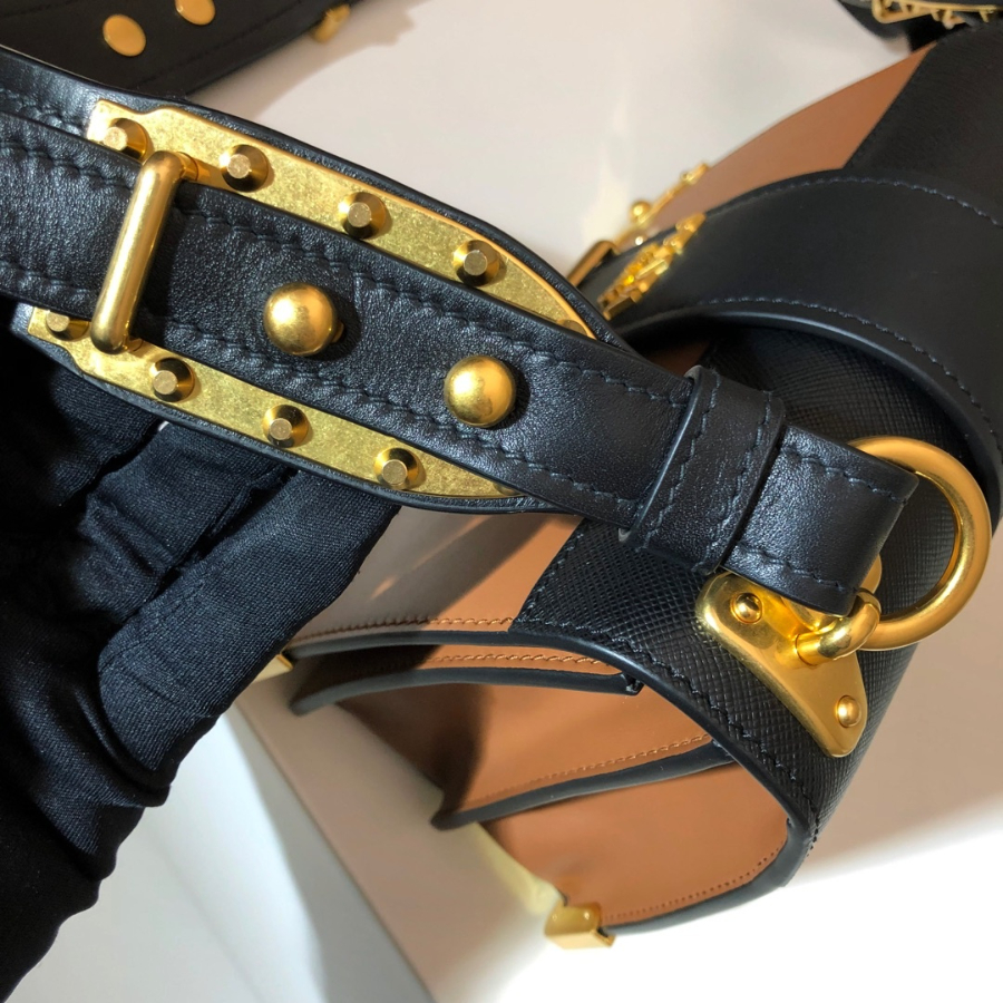 프라다 카이에숄더백 브라운블랙6.jpg