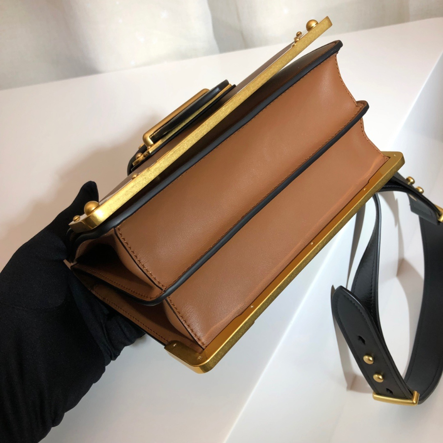 프라다 카이에숄더백 브라운블랙3.jpg