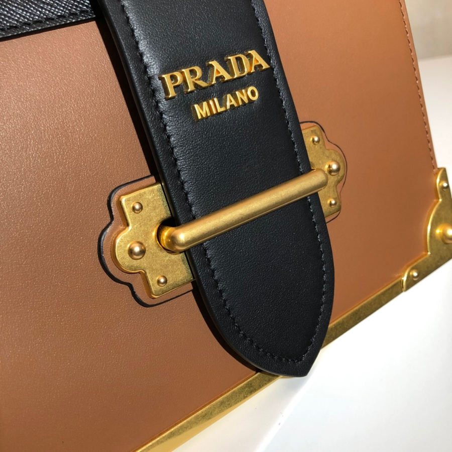 프라다 카이에숄더백 브라운블랙4.jpg