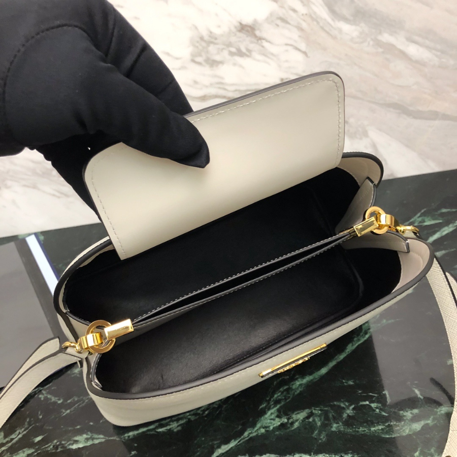 프라다 마티니사피아노미디엄토트백 아이보리3.jpg