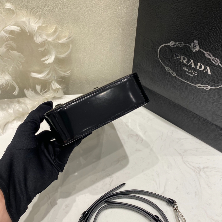 프라다 브러시드스몰토트백 블랙5.jpg