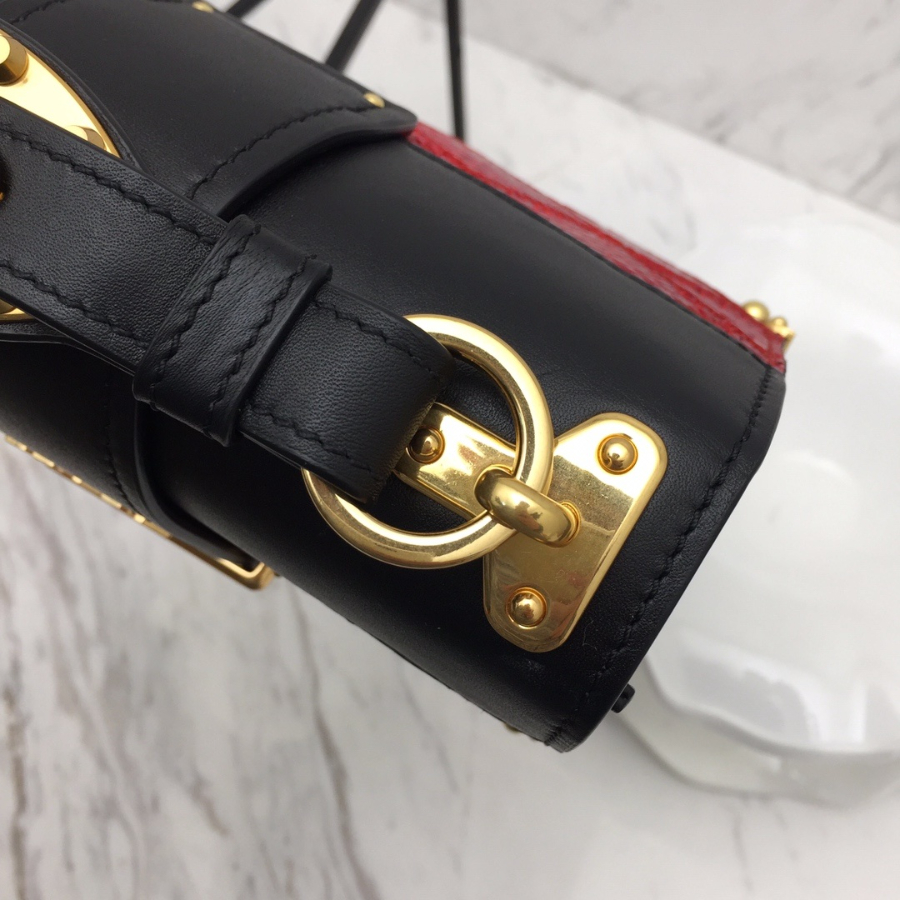 프라다 카이에숄더백 레드블랙 악어가죽7.jpg