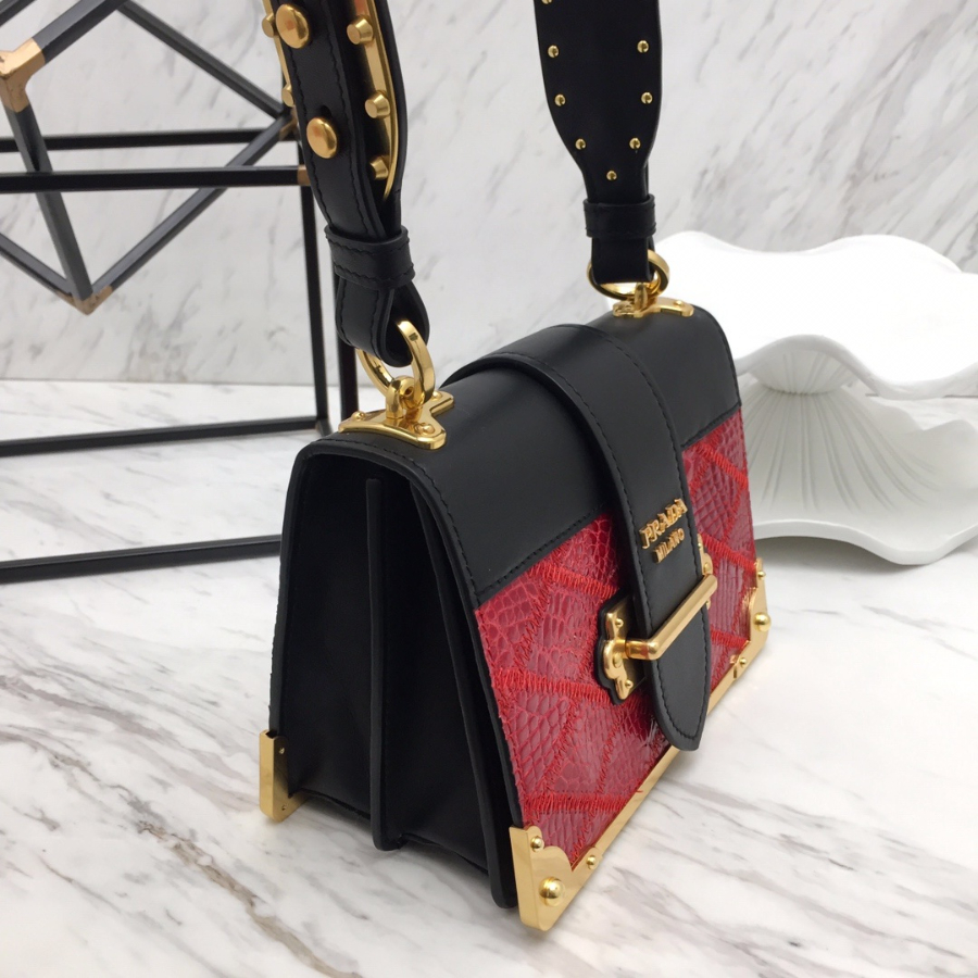프라다 카이에숄더백 레드블랙 악어가죽4.jpg