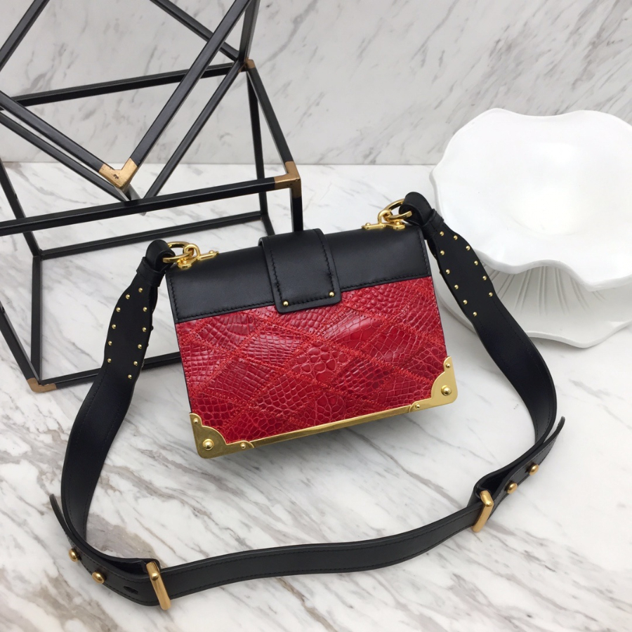 프라다 카이에숄더백 레드블랙 악어가죽2.jpg