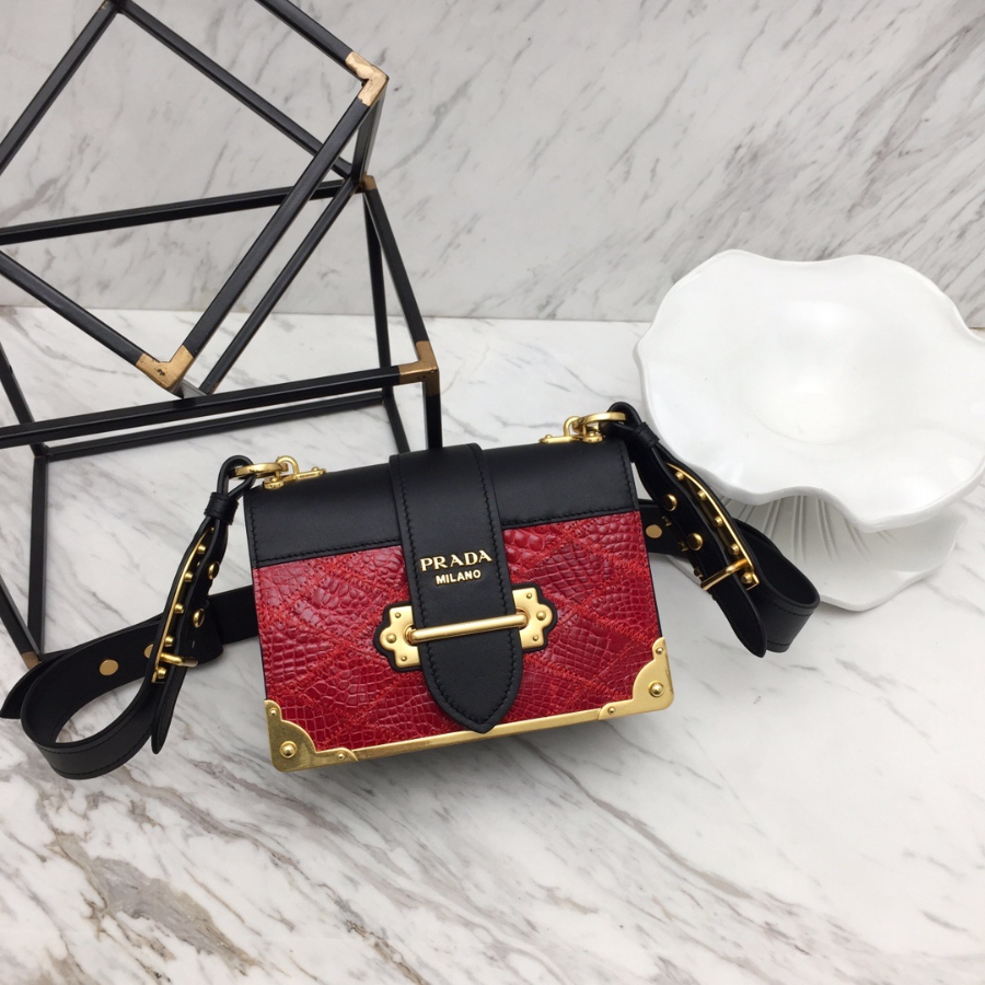프라다 카이에숄더백 레드블랙 악어가죽1.jpg