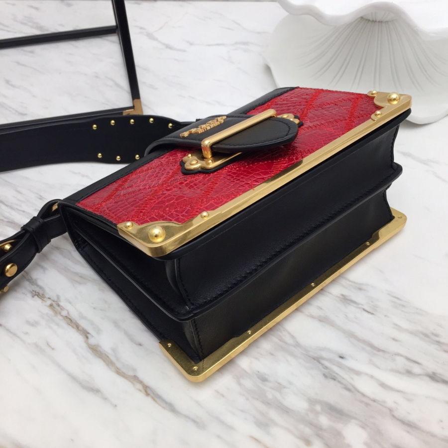 프라다 카이에숄더백 레드블랙 악어가죽5.jpg