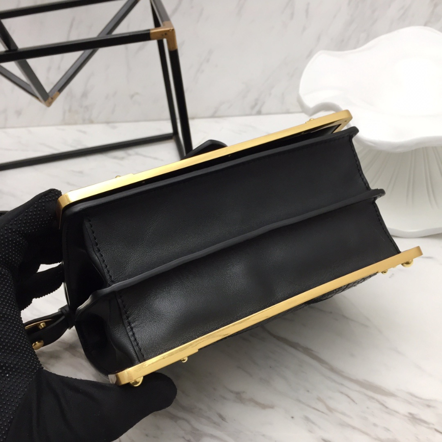 프라다 카이에숄더백 블랙 악어가죽3.jpg