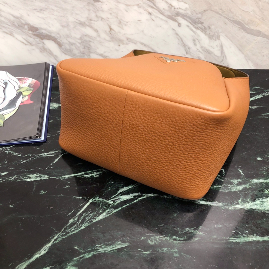 프라다 비텔로다이노토트백 브라운3.jpg