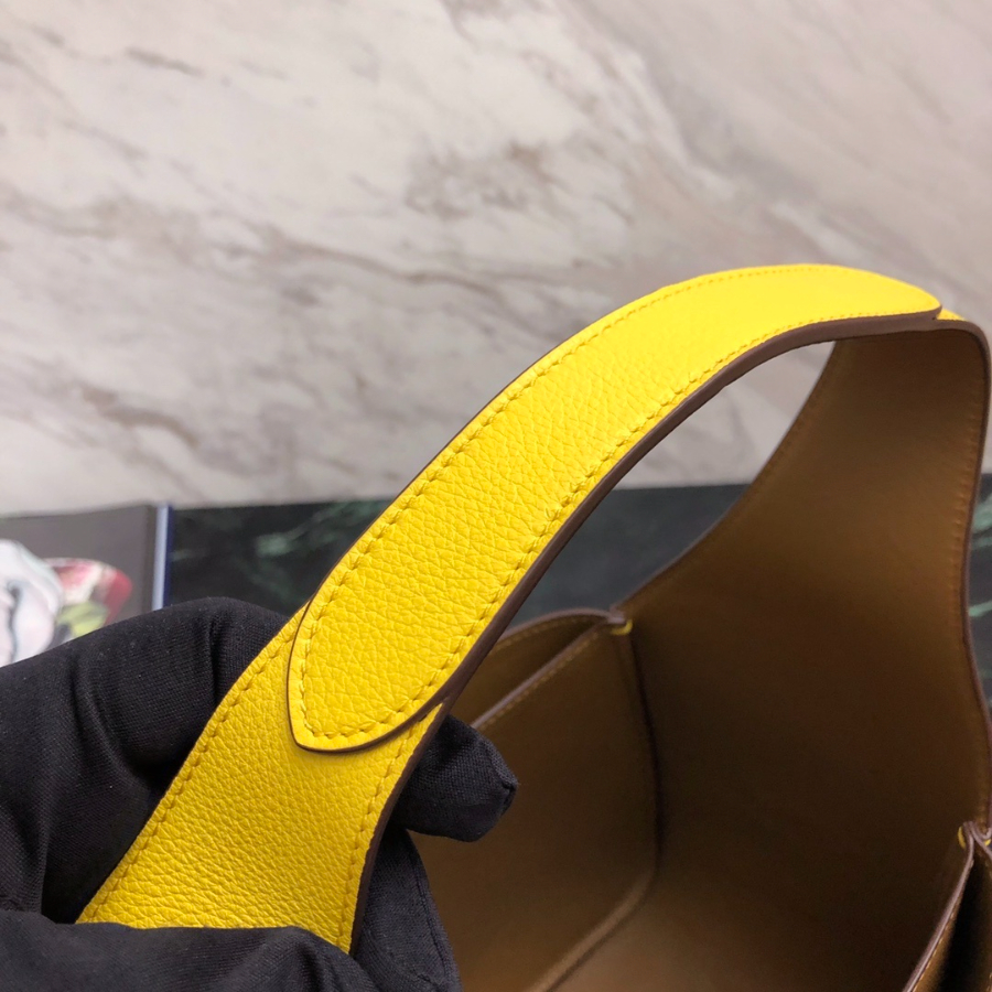 프라다 비텔로다이노토트백 옐로우6.jpg