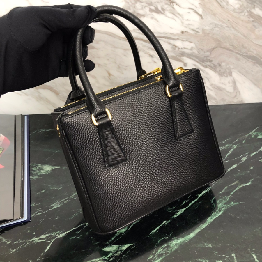 프라다 갤러리라마이크로백 블랙2.jpg