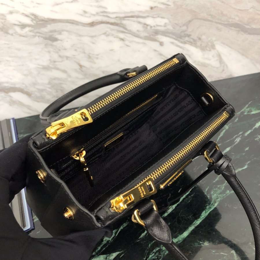 프라다 갤러리라마이크로백 블랙7.jpg