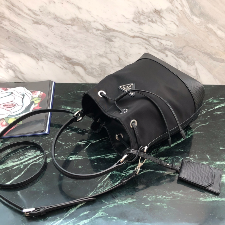 프라다 나일론핸들버킷백 블랙3.jpg