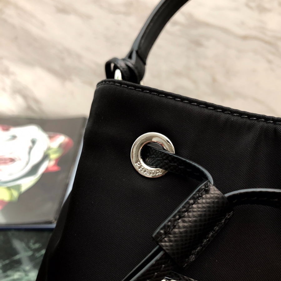 프라다 나일론핸들버킷백 블랙7.jpg