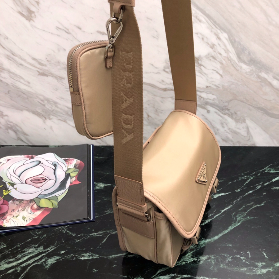 프라다 삼각로고포켓숄더백 라이트핑크3.jpg