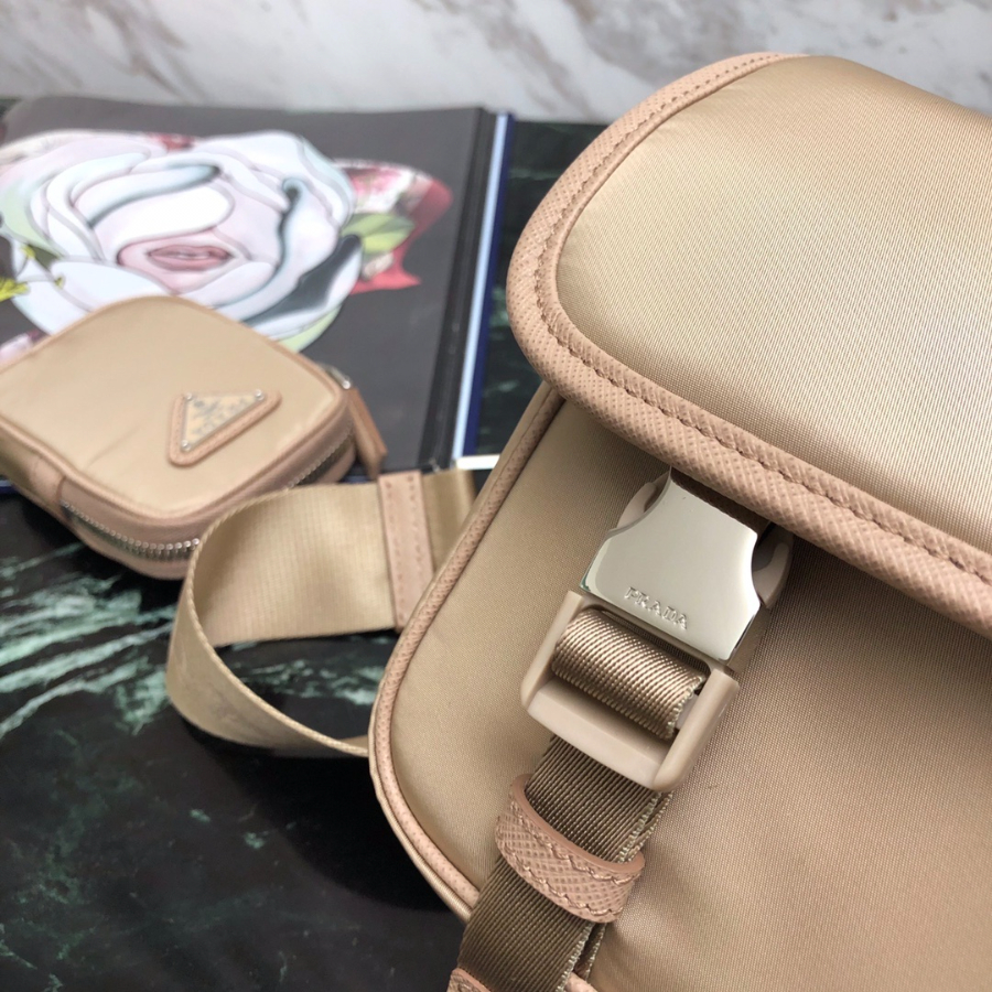 프라다 삼각로고포켓숄더백 라이트핑크5.jpg