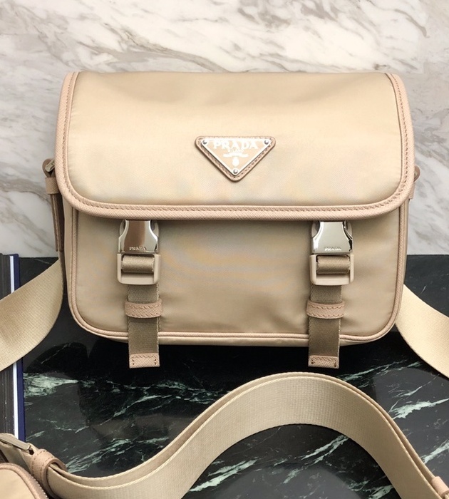 프라다 삼각로고포켓숄더백 라이트핑크1 (1).jpg
