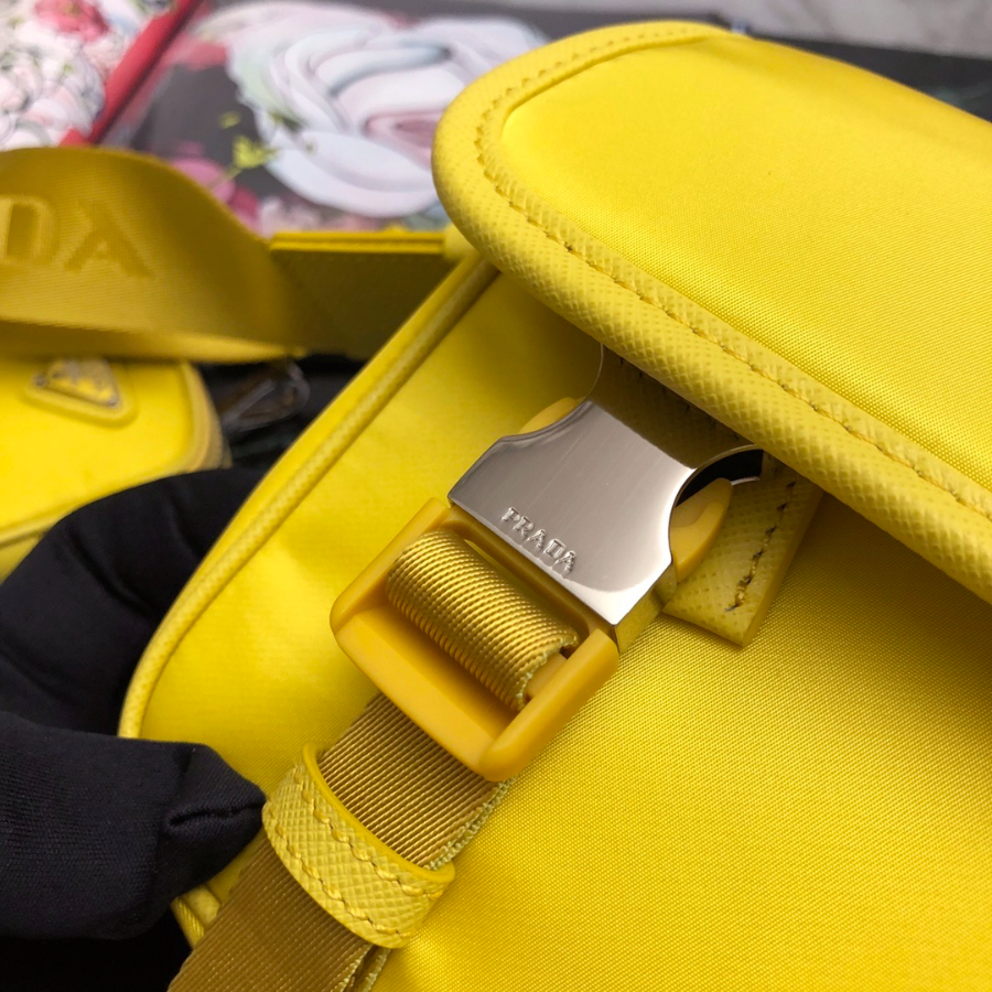 프라다 삼각로고포켓숄더백 옐로우6.jpg