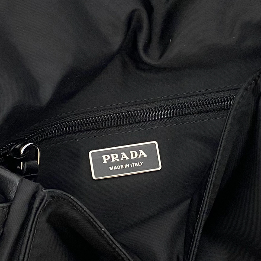 프라다 스몰리나일론패딩숄더백 블랙6.jpg