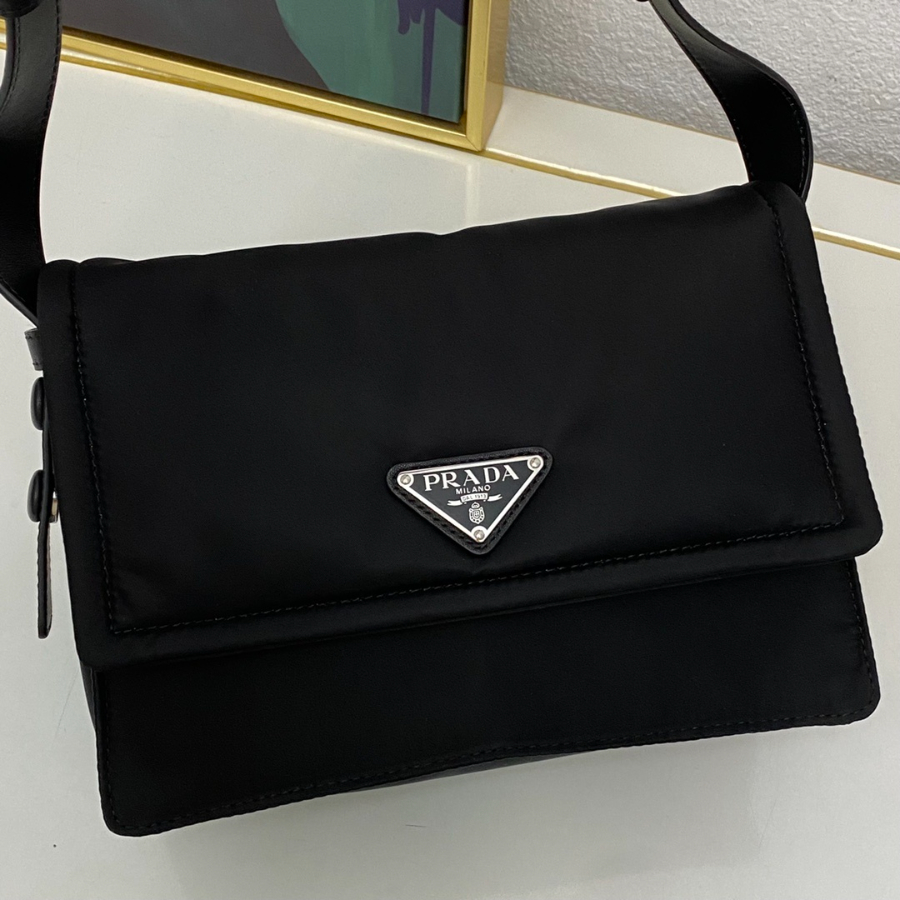 프라다 스몰리나일론패딩숄더백 블랙5.jpg