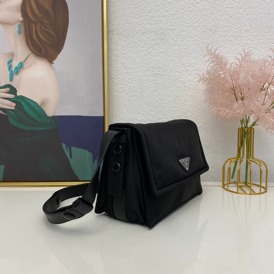 프라다 스몰리나일론패딩숄더백 블랙2.jpg