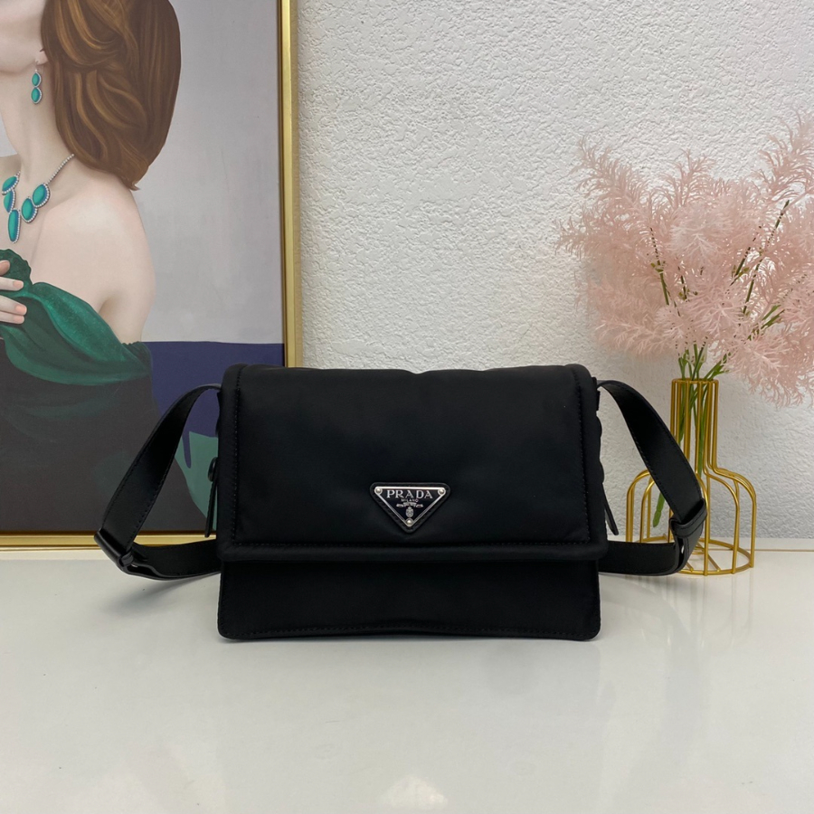 프라다 스몰리나일론패딩숄더백 블랙1.jpg