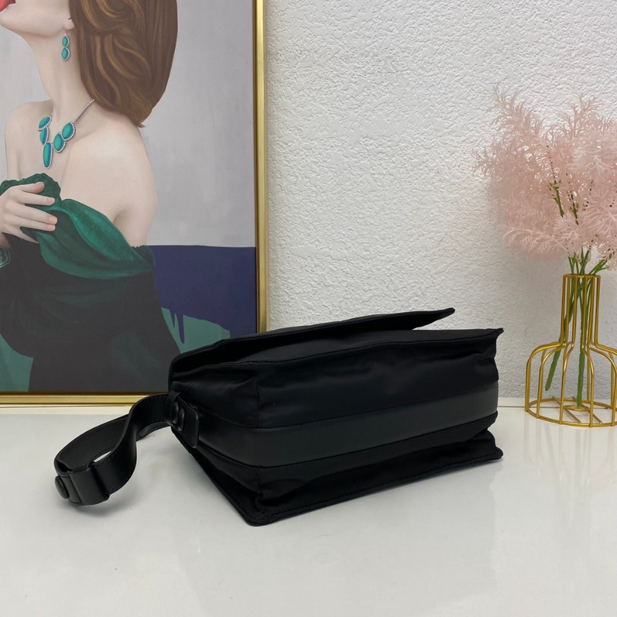 프라다 스몰리나일론패딩숄더백 블랙3.jpg