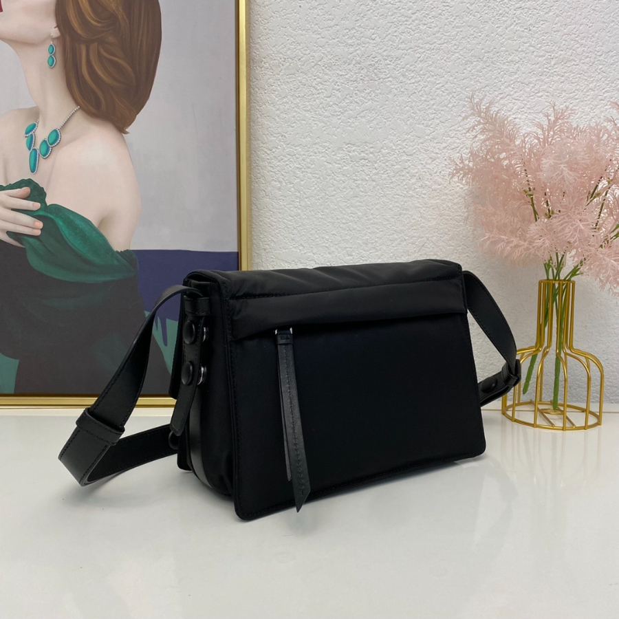 프라다 스몰리나일론패딩숄더백 블랙4.jpg