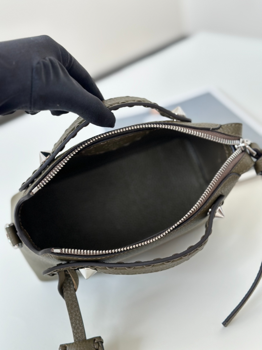 펜디 바이더웨이셀러리아9.jpg