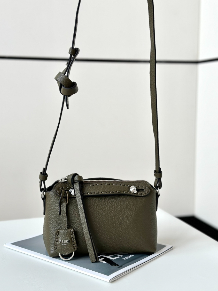 펜디 바이더웨이셀러리아2.jpg