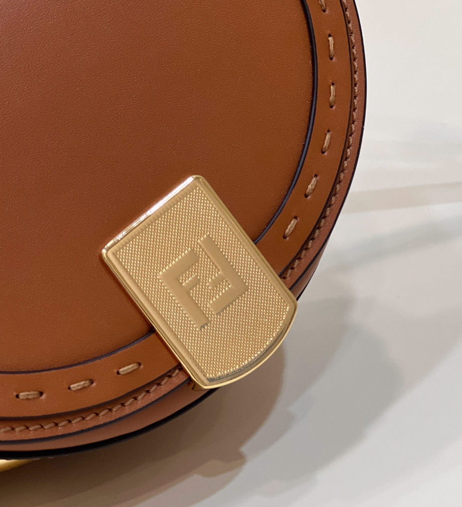 펜디 문라이트숄더백 딥브라운6.jpg