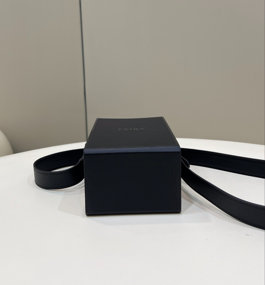 펜디 세로형박스가죽백 블랙5.jpg