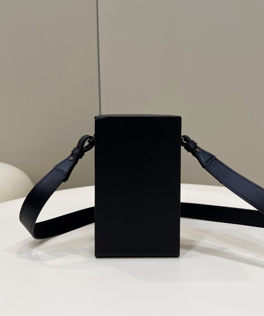 펜디 세로형박스가죽백 블랙2.jpg