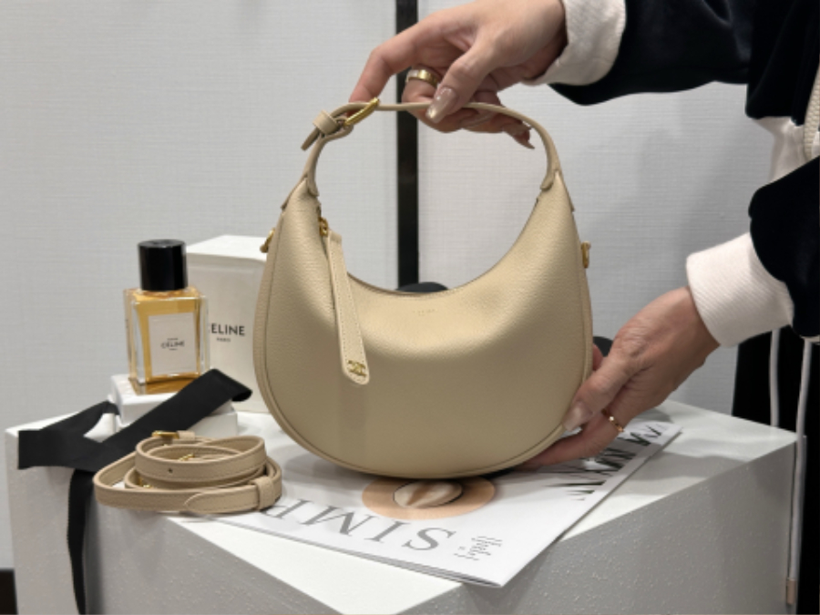 셀린느 틴 룰루 서플 그레인 카프스킨 120723 21245cm 다크 베이지02.jpg