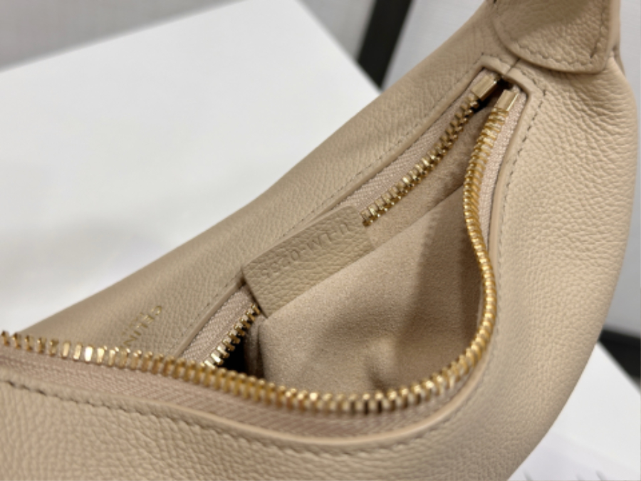 셀린느 틴 룰루 서플 그레인 카프스킨 120723 21245cm 다크 베이지04.jpg