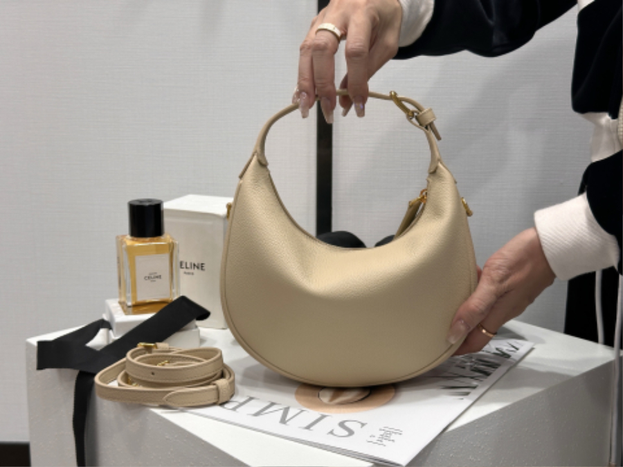 셀린느 틴 룰루 서플 그레인 카프스킨 120723 21245cm 다크 베이지03.jpg