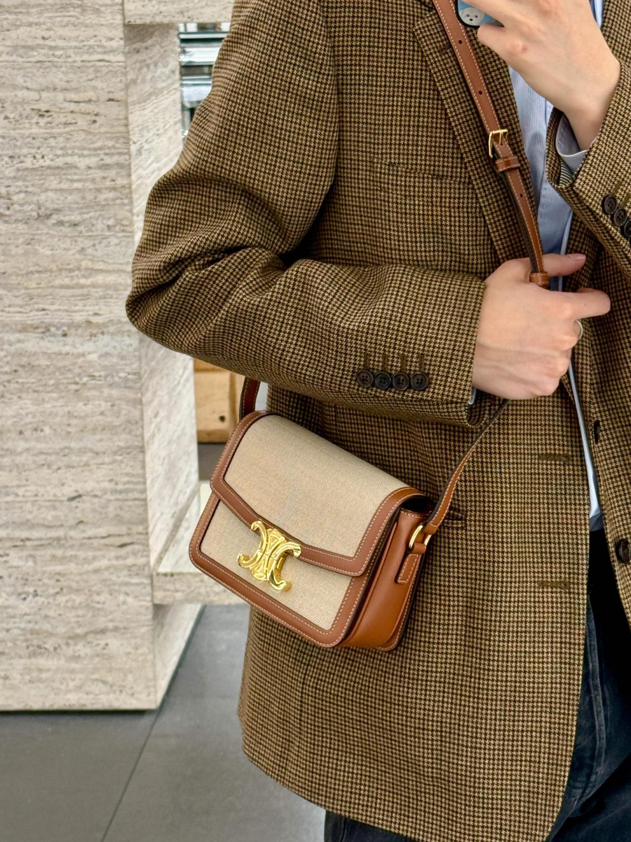 셀린느 틴 트리옹프 백 텍스타일 카프스킨 18.513.57cm 내추럴 탠 18888201.jpg