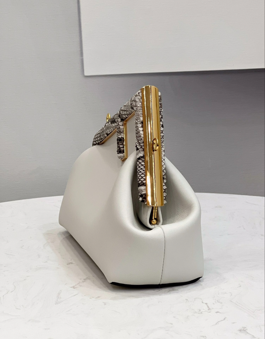 펜디 퍼스트백 화이트3.jpg