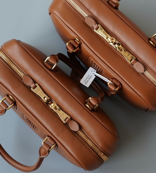 미우미우 아르카디 가죽 백 19105cm 브라운7 (1).jpg