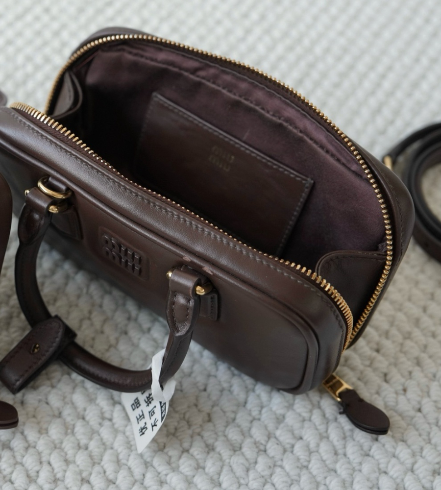 미우미우 아르카디 가죽 백2 (1).jpg