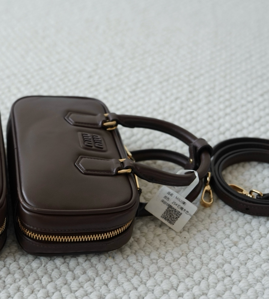 미우미우 아르카디 가죽 백5 (1).jpg