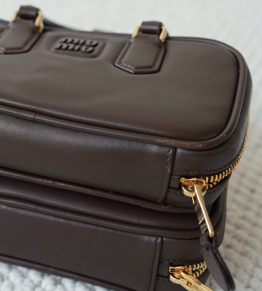 미우미우 아르카디 가죽 백9 (1).jpg