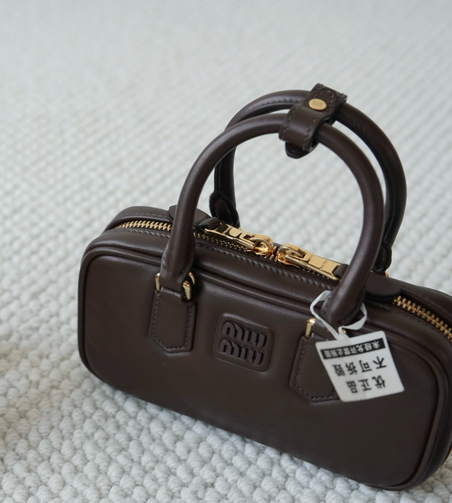 미우미우 아르카디 가죽 백7 (1).jpg